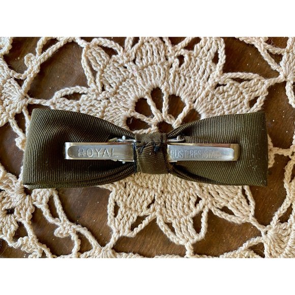 Vintage BOYS BOW TIE - Clip On - Olive Green  - Original Red Plastic Case - Picture 5 of 7